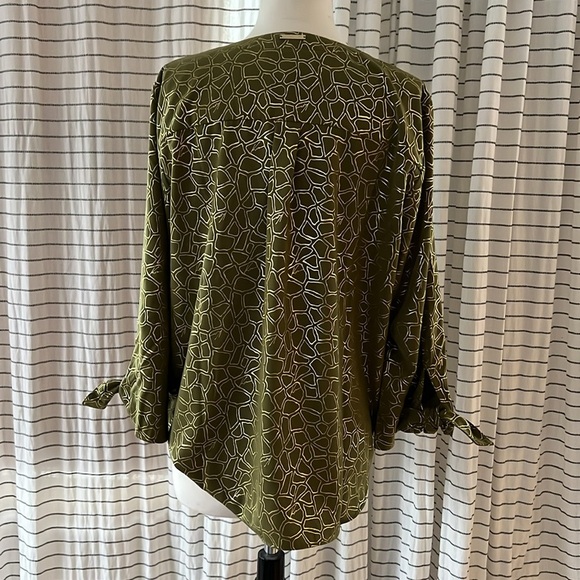 NWT MICHAEL Michael Kors Women’s Giraffe Print Tie Sleeve Top Green Gold Large - Picture 5 of 7